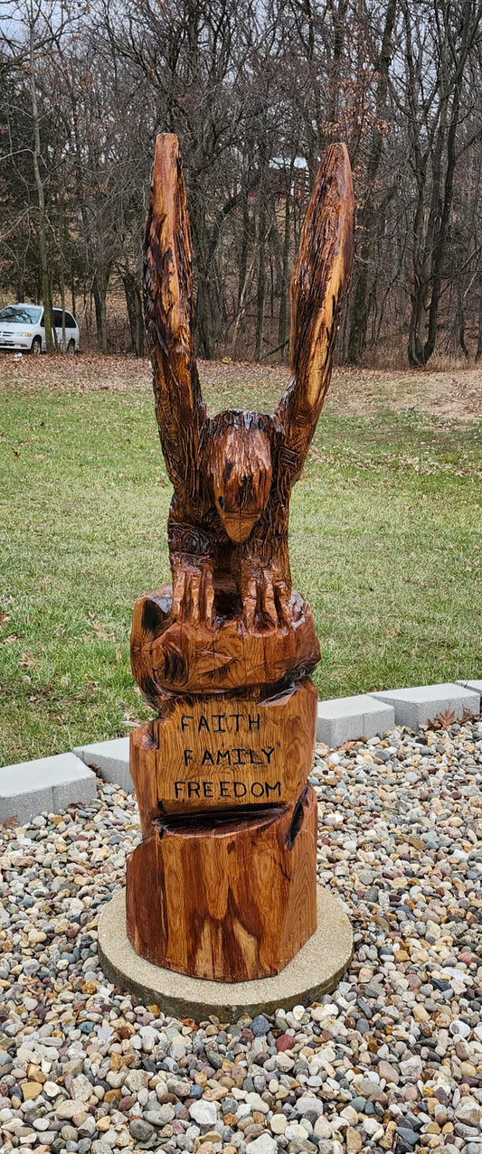 Chainsaw Carving Standing Eagle with Fish, persalized patriotic Carving